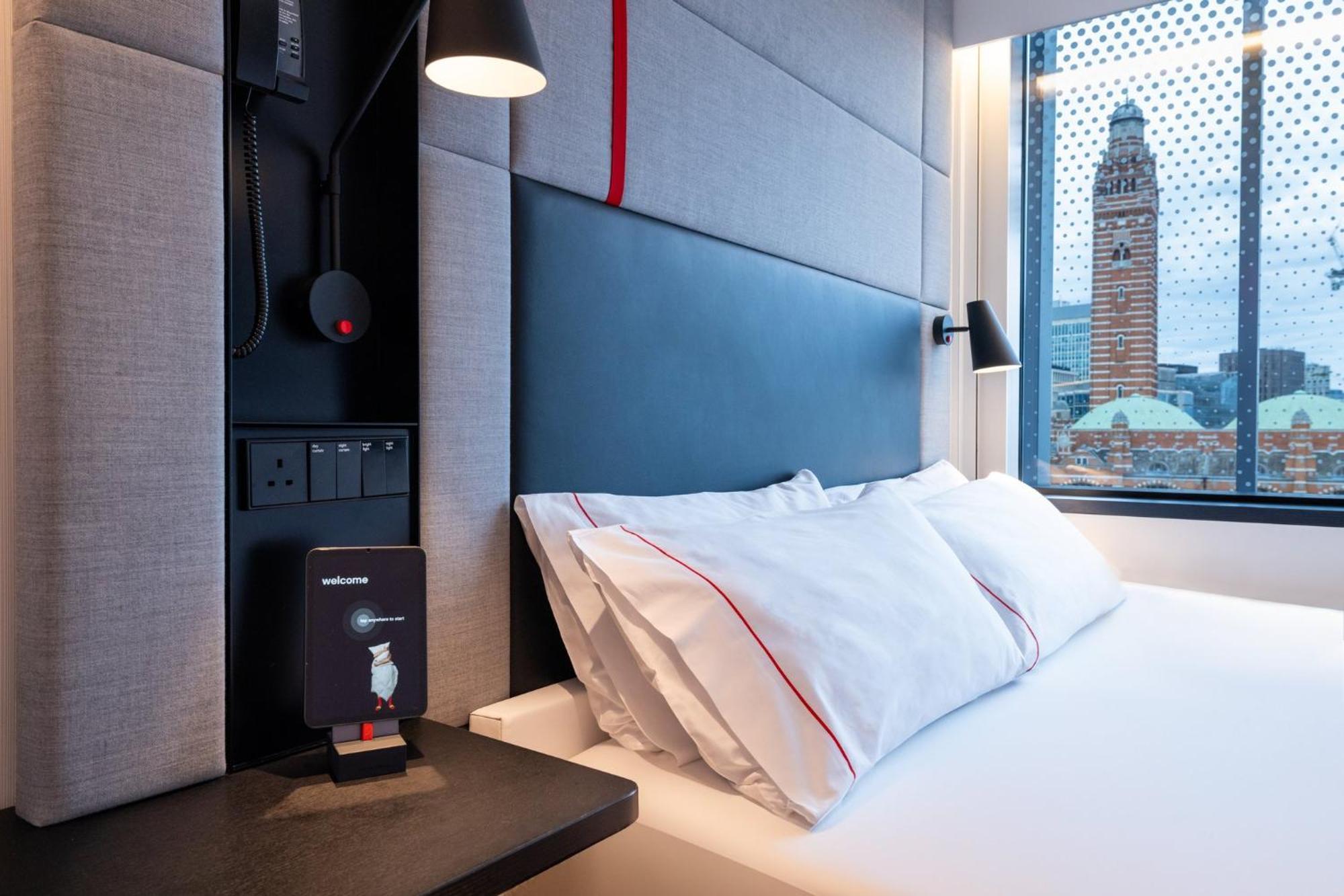 Citizenm London Victoria Station Hotel ภายนอก รูปภาพ